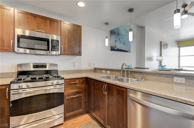 150 North Las Vegas Boulevard 2002, Las Vegas, NV 89101