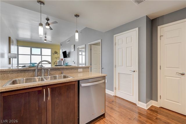 150 North Las Vegas Boulevard 2002, Las Vegas, NV 89101