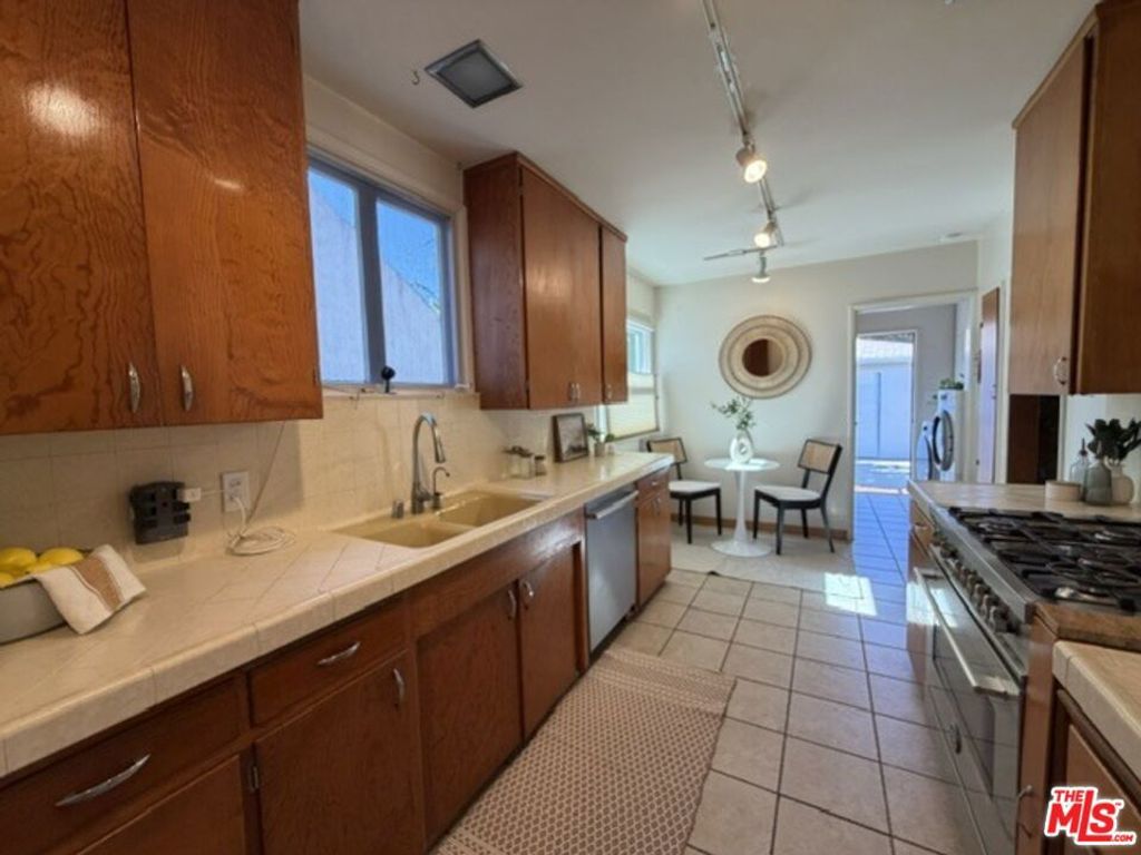 12207 Palms Boulevard, Los Angeles, CA 90066 — photo 5