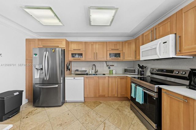 881 Ocean Drive 19C, Key Biscayne, FL 33149