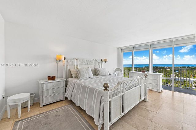 881 Ocean Drive 19C, Key Biscayne, FL 33149