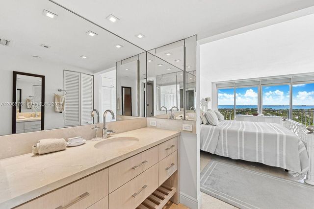 881 Ocean Drive 19C, Key Biscayne, FL 33149