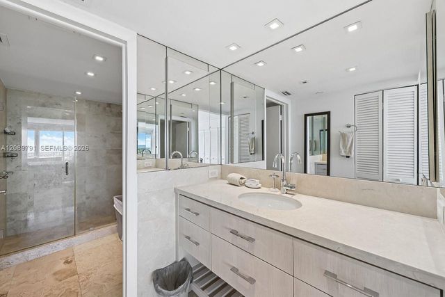 881 Ocean Drive 19C, Key Biscayne, FL 33149