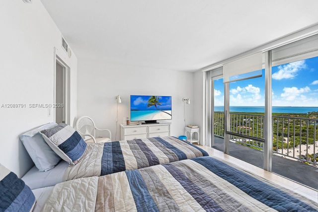 881 Ocean Drive 19C, Key Biscayne, FL 33149