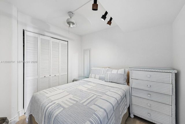 881 Ocean Drive 19C, Key Biscayne, FL 33149