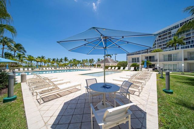 881 Ocean Drive 19C, Key Biscayne, FL 33149