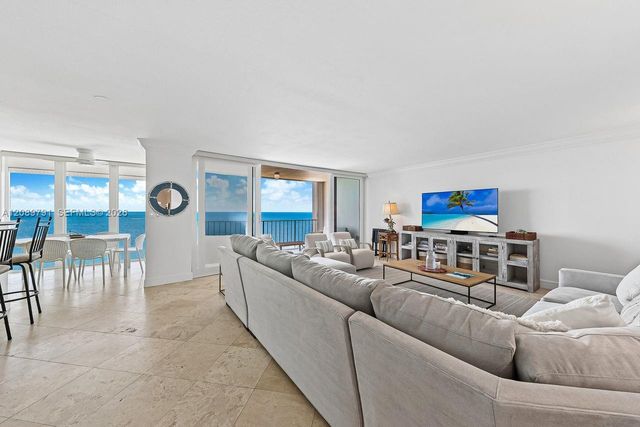881 Ocean Drive 19C, Key Biscayne, FL 33149