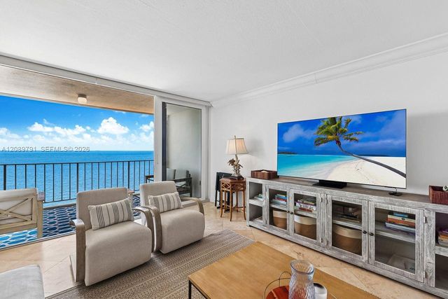 881 Ocean Drive 19C, Key Biscayne, FL 33149