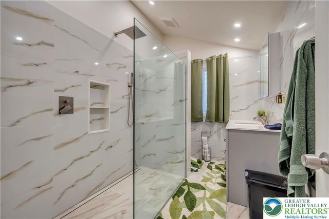 3493 Farview Drive, East Stroudsburg, PA 18302