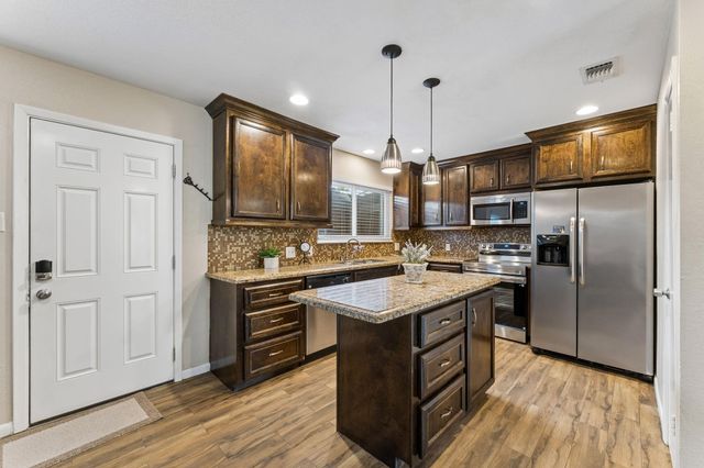 1831 Sherwood Forest Street 28, Houston, TX 77043