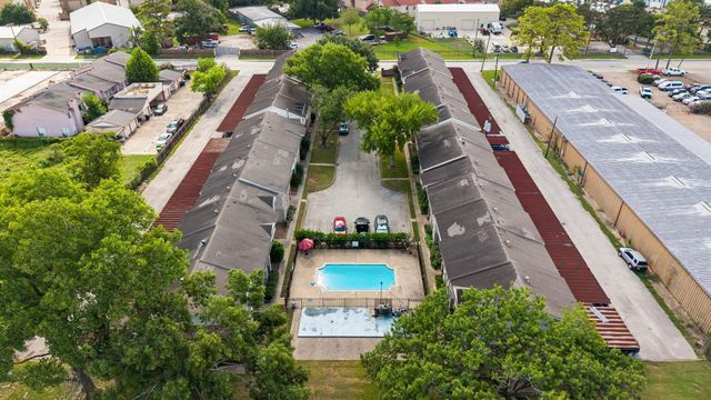1831 Sherwood Forest Street 28, Houston, TX 77043