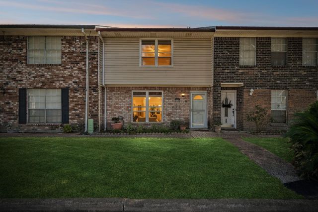 1831 Sherwood Forest Street 28, Houston, TX 77043