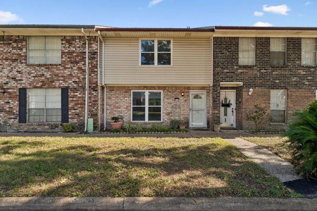 1831 Sherwood Forest Street 28, Houston, TX 77043
