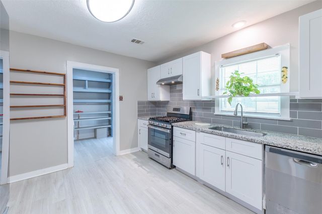 2118 Rolling Hills Road, Conroe, TX 77303