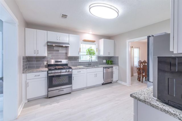 2118 Rolling Hills Road, Conroe, TX 77303