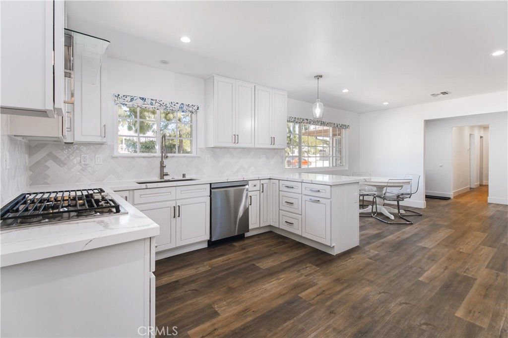 Image 12 of property listing at 20800 Chatsworth, Chatsworth, CA 91311