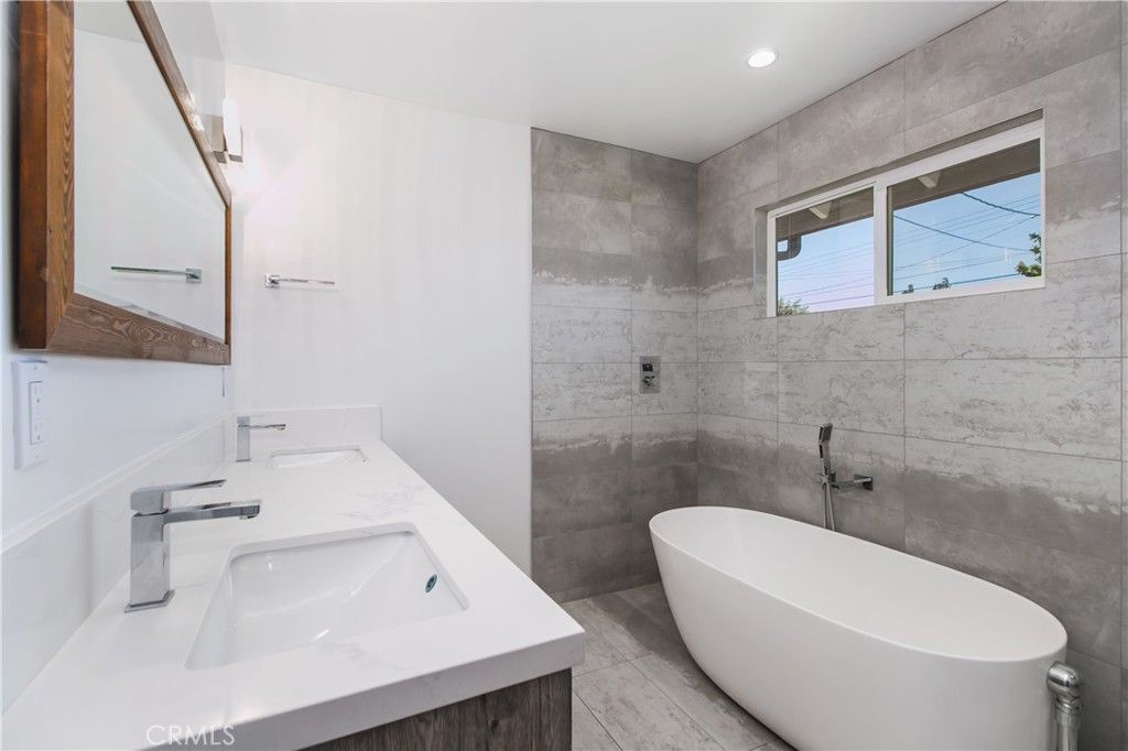 Image 18 of property listing at 20800 Chatsworth, Chatsworth, CA 91311