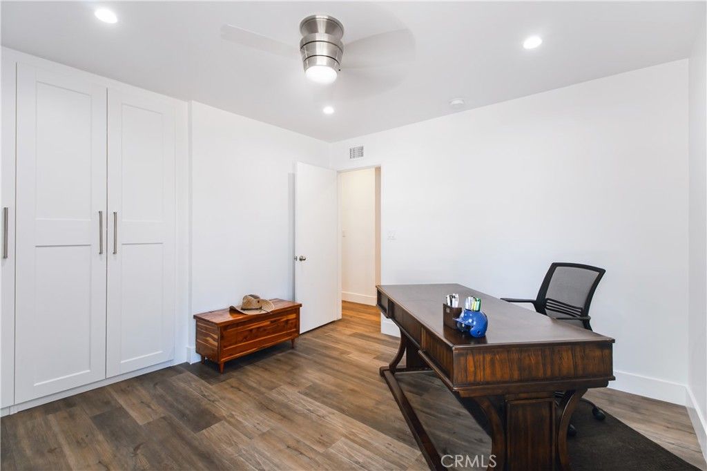 Image 22 of property listing at 20800 Chatsworth, Chatsworth, CA 91311