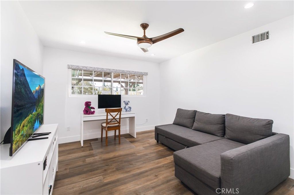 Image 23 of property listing at 20800 Chatsworth, Chatsworth, CA 91311