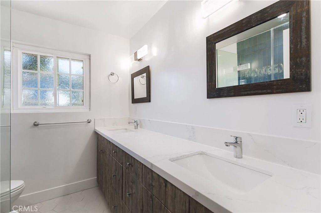 Image 27 of property listing at 20800 Chatsworth, Chatsworth, CA 91311