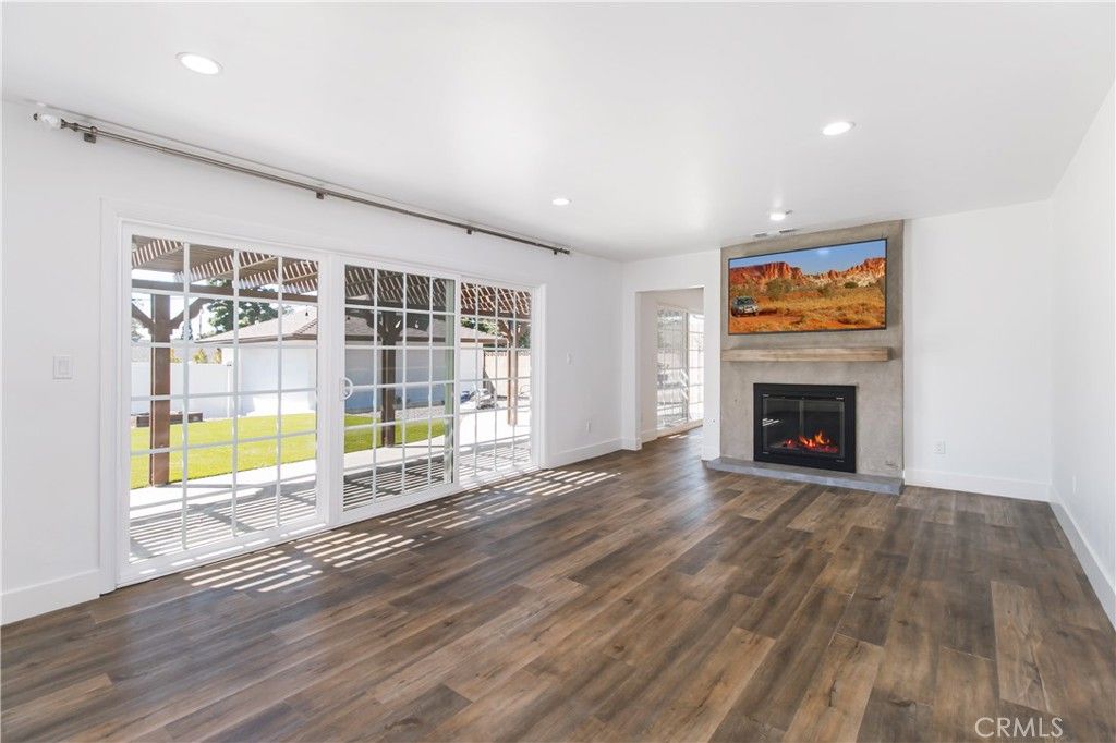 Image 4 of property listing at 20800 Chatsworth, Chatsworth, CA 91311