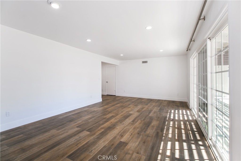 Image 7 of property listing at 20800 Chatsworth, Chatsworth, CA 91311