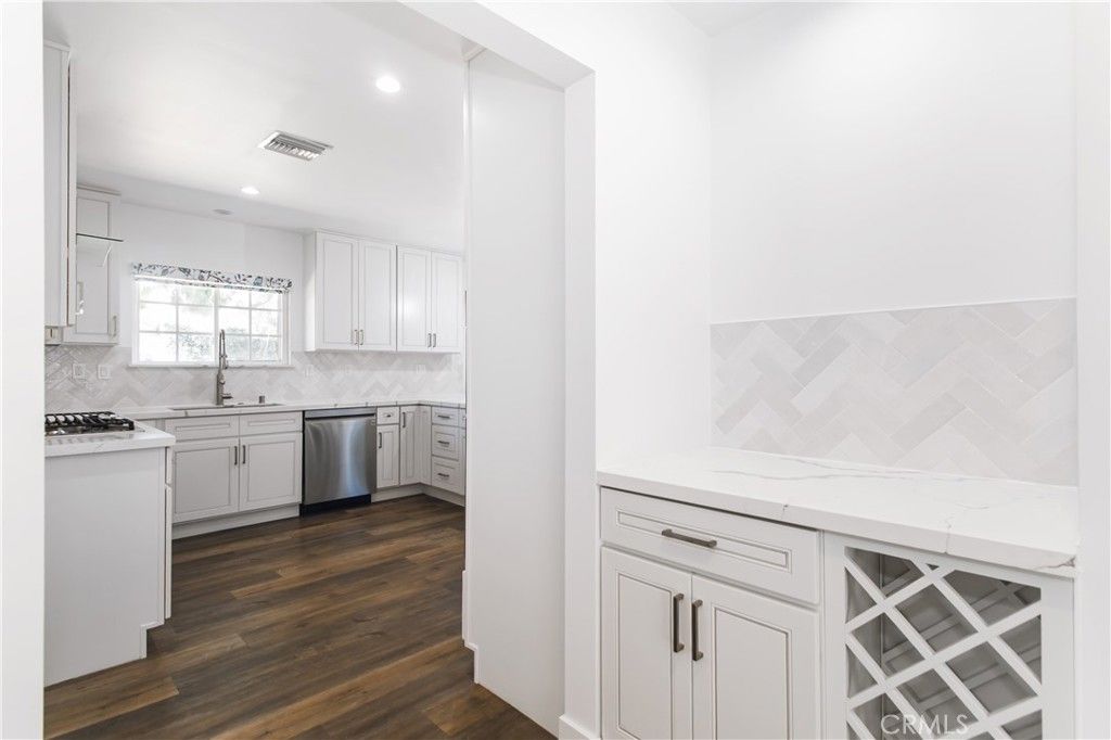 Image 8 of property listing at 20800 Chatsworth, Chatsworth, CA 91311