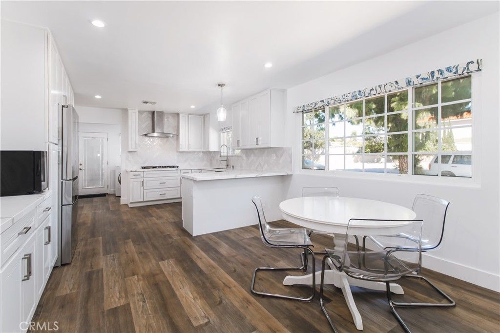 Image 9 of property listing at 20800 Chatsworth, Chatsworth, CA 91311