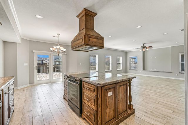 425 Jeanie Lynn Circle, Tiki Island, TX 77554