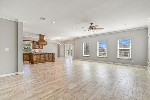 425 Jeanie Lynn Circle, Tiki Island, TX 77554