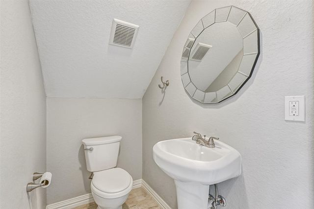 425 Jeanie Lynn Circle, Tiki Island, TX 77554