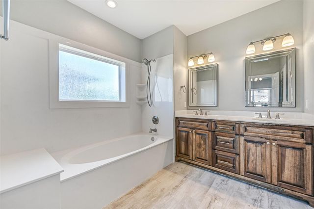 425 Jeanie Lynn Circle, Tiki Island, TX 77554