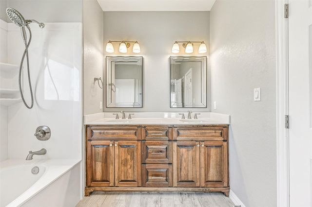 425 Jeanie Lynn Circle, Tiki Island, TX 77554