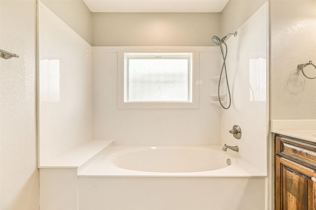 425 Jeanie Lynn Circle, Tiki Island, TX 77554