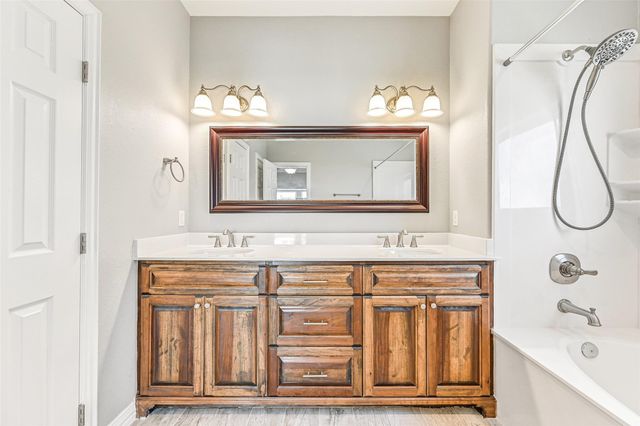 425 Jeanie Lynn Circle, Tiki Island, TX 77554