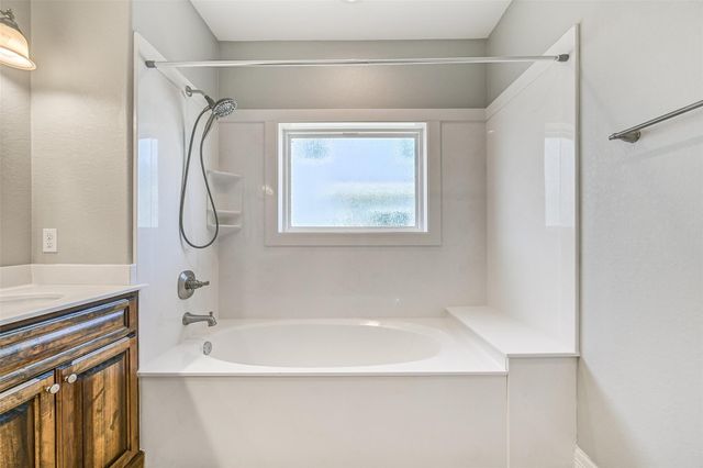 425 Jeanie Lynn Circle, Tiki Island, TX 77554