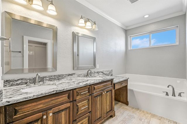 425 Jeanie Lynn Circle, Tiki Island, TX 77554