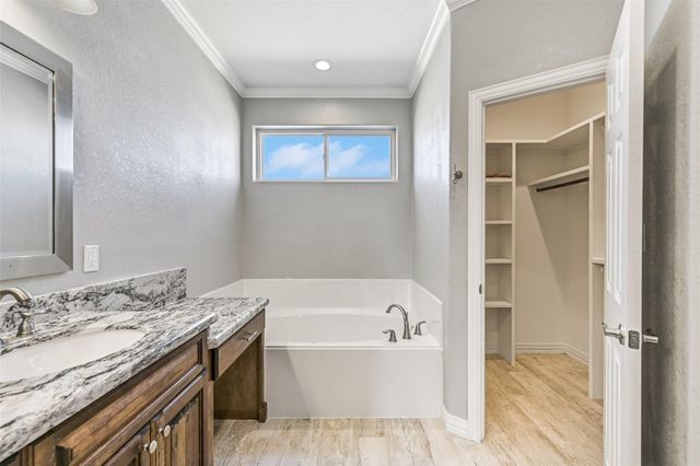 425 Jeanie Lynn Circle, Tiki Island, TX 77554