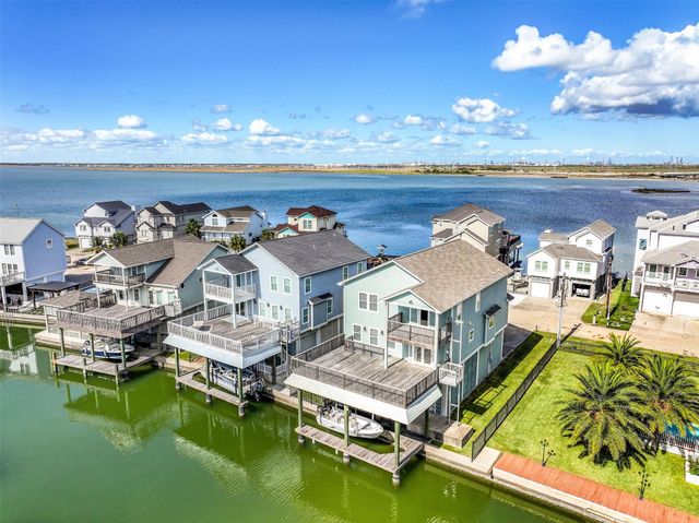 425 Jeanie Lynn Circle, Tiki Island, TX 77554