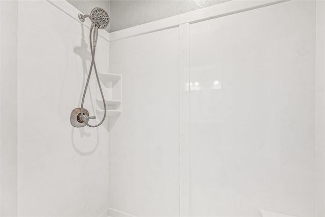 425 Jeanie Lynn Circle, Tiki Island, TX 77554