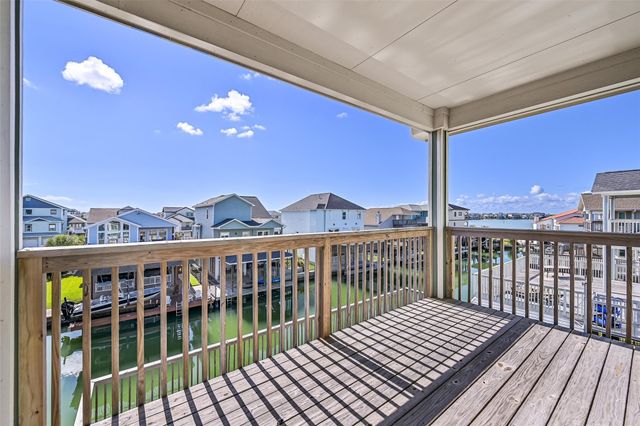425 Jeanie Lynn Circle, Tiki Island, TX 77554