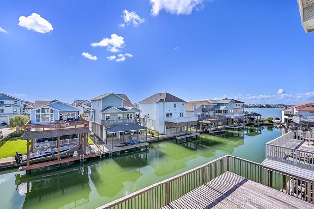 425 Jeanie Lynn Circle, Tiki Island, TX 77554