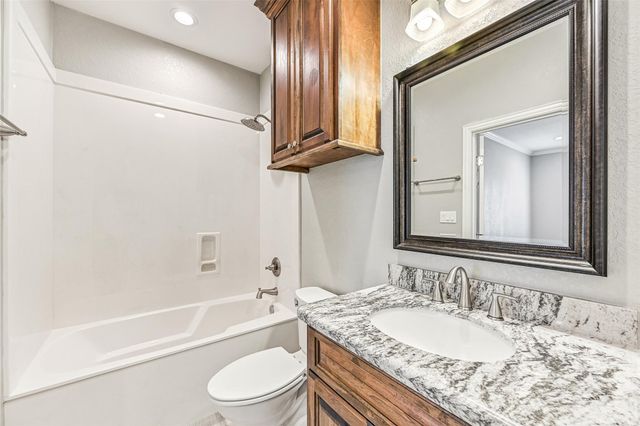 425 Jeanie Lynn Circle, Tiki Island, TX 77554