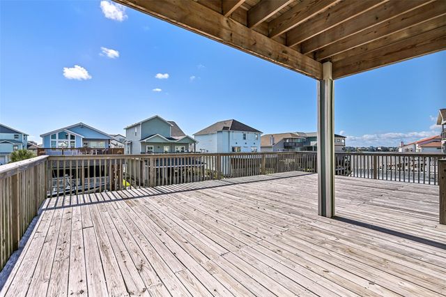 425 Jeanie Lynn Circle, Tiki Island, TX 77554