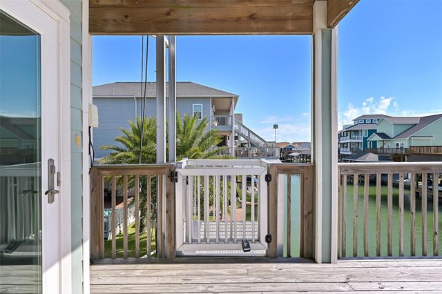 425 Jeanie Lynn Circle, Tiki Island, TX 77554