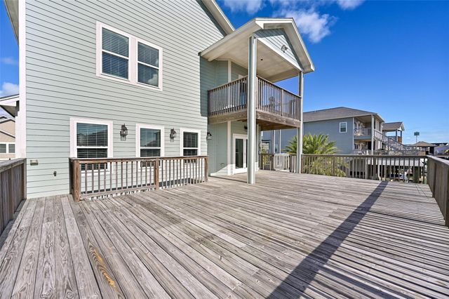 425 Jeanie Lynn Circle, Tiki Island, TX 77554