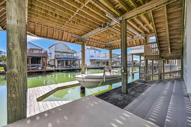 425 Jeanie Lynn Circle, Tiki Island, TX 77554