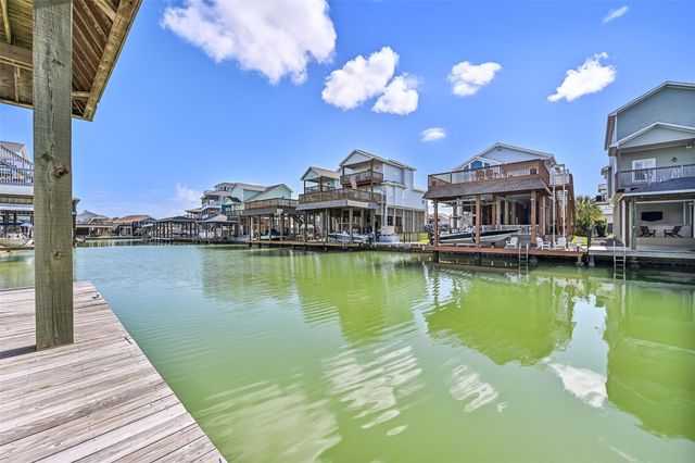 425 Jeanie Lynn Circle, Tiki Island, TX 77554