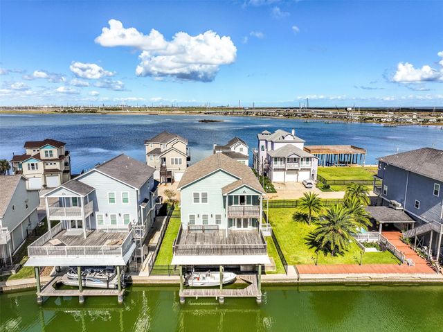 425 Jeanie Lynn Circle, Tiki Island, TX 77554