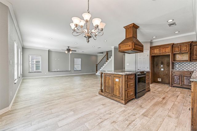 425 Jeanie Lynn Circle, Tiki Island, TX 77554